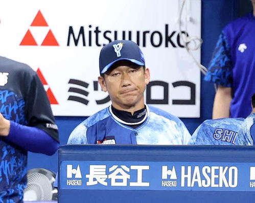 DeNA対ヤクルト　9回裏、戦況を見つめるDeNA三浦監督(撮影･鈴木正人)
