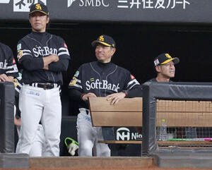 日本ハム対ソフトバンク　8回裏に勝ち越され渋い表情の小久保監督(中央)(撮影･黒川智章)