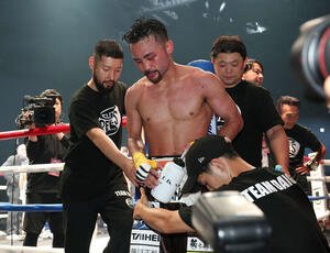 バルガスと引き分け、浮かない表情で引き揚げる比嘉(撮影･宮地輝)