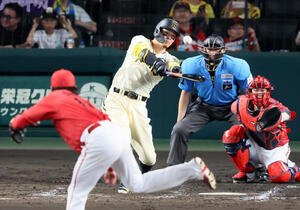 阪神対広島　4回裏阪神無死、佐藤輝は右前打を放つ。投手大瀬良(撮影･加藤哉)