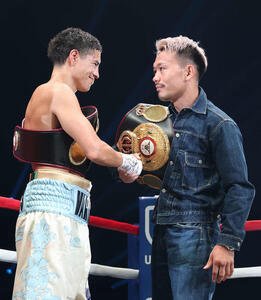 バルガス(左)と言葉を交わす堤(撮影･宮地輝)