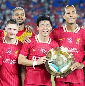 横浜対リバプール　試合後、集合写真に納まる遠藤(中央)らリバプールの選手たち。右はファン･ダイク、左はビルツ(撮影･江口和貴)