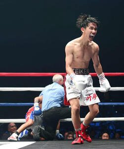 10回、エリック･ロサ(後方)にTKO勝ちし、雄たけびを上げる高見(撮影･宮地輝)