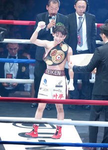 ロサをTKOで破りベルトを手にする高見(撮影･足立雅史)