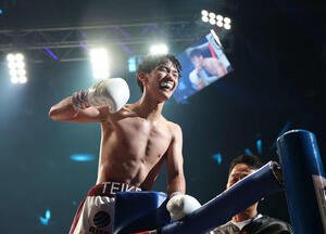 10回、エリック･ロサにTKO勝利し笑顔を見せる高見(撮影･宮地輝)
