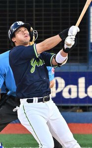 二回表ヤクルト2死、山田は左越えに先制本塁打を放つ