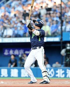 DeNA対ヤクルト　2回表ヤクルト2死、山田は左越えソロ本塁打を放つ(撮影･鈴木正人)