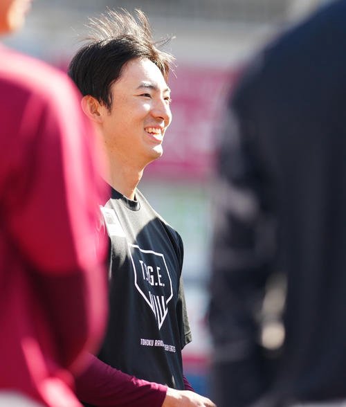 ロッテ対楽天　試合前練習で笑顔の楽天荘司(撮影･鈴木みどり)