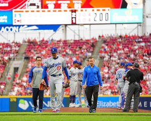 レッズ対ドジャース　4回裏レッズ無死一、三塁、降板する大谷(撮影･垰建太)