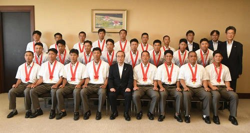 花角知事(前列左から5人目)と記念撮影をする中越ナイン