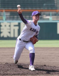 甲子園のマウンドで投球練習する金足農･吉田大輝(撮影･宮崎幸一)