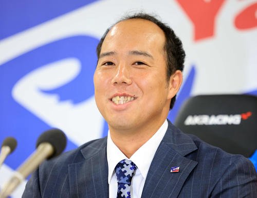ヤクルト入団会見で、笑顔で思いを語る青柳(撮影･浅見桂子)