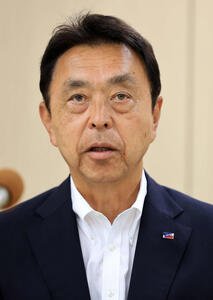 青柳のヤクルト入団会見で、経緯を説明する小川GM(撮影･浅見桂子)