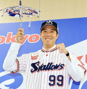 ヤクルト入団会見で傘を手に笑顔でポーズをとる青柳(撮影･浅見桂子)
