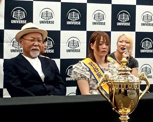 Maria(右)に引き抜きを宣言されて渋い表情のロッシー小川代表(左)(中央は岩谷麻優)