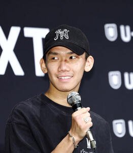 一夜明け会見で笑顔を見せるWBA世界ライトフライ級王者の高見(撮影･河田真司)