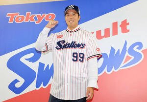 ヤクルト入団会見で、笑顔でガッツポーズする青柳(撮影･浅見桂子)