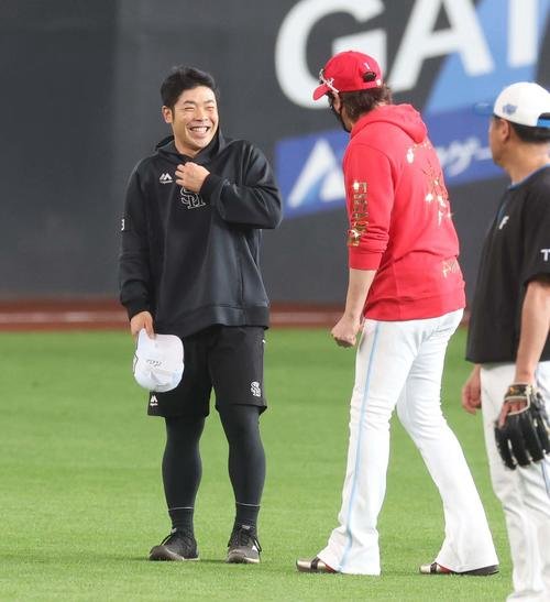 日本ハム対ソフトバンク　試合前練習中、新庄監督と話す近藤(撮影･黒川智章)