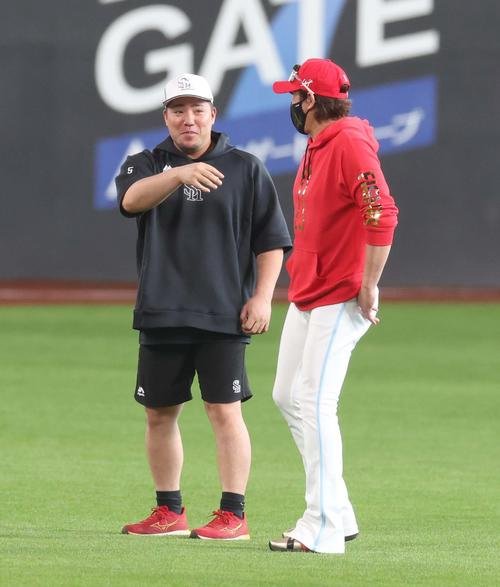 日本ハム対ソフトバンク　試合前練習中、新庄監督と話す山川(撮影･黒川智章)