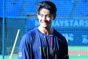 ｢誕生日おめでとう｣の声に笑顔を見せる岩田。7月31日で28歳になった。