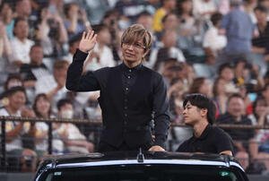 日本ハム対ソフトバンク　ファーストピッチセレモニーで車に乗って登場するGACKT(撮影･黒川智章)