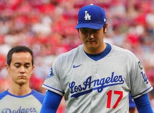 レッズ対ドジャース　4回裏レッズ無死一、三塁、降板する大谷(撮影･垰建太)