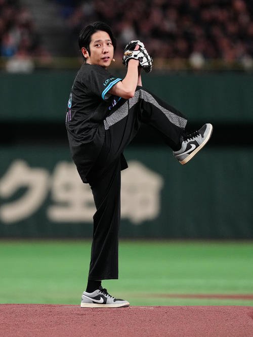 ロッテ対楽天　ファーストピッチで投球する二宮和也(撮影･鈴木みどり)