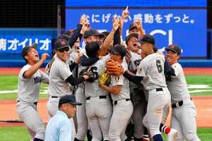 神奈川大会　横浜―東海大相模　3年ぶり21度目の優勝を決め、抱き合って喜ぶ横浜の選手たち=横浜、大賀章好氏撮影
