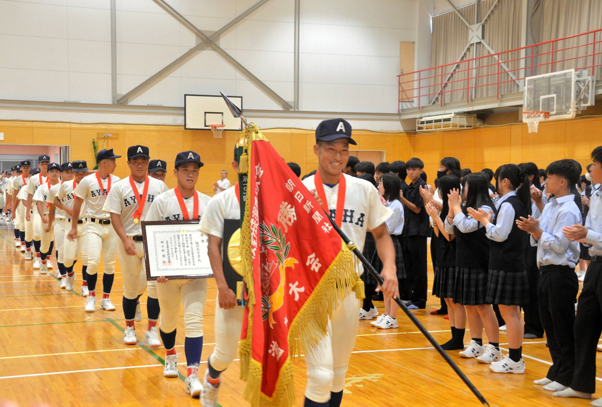 綾羽高校であった壮行会。選手たちが拍手で迎えられた=2025年7月31日午前9時18分、滋賀県草津市、仲程雄平撮影