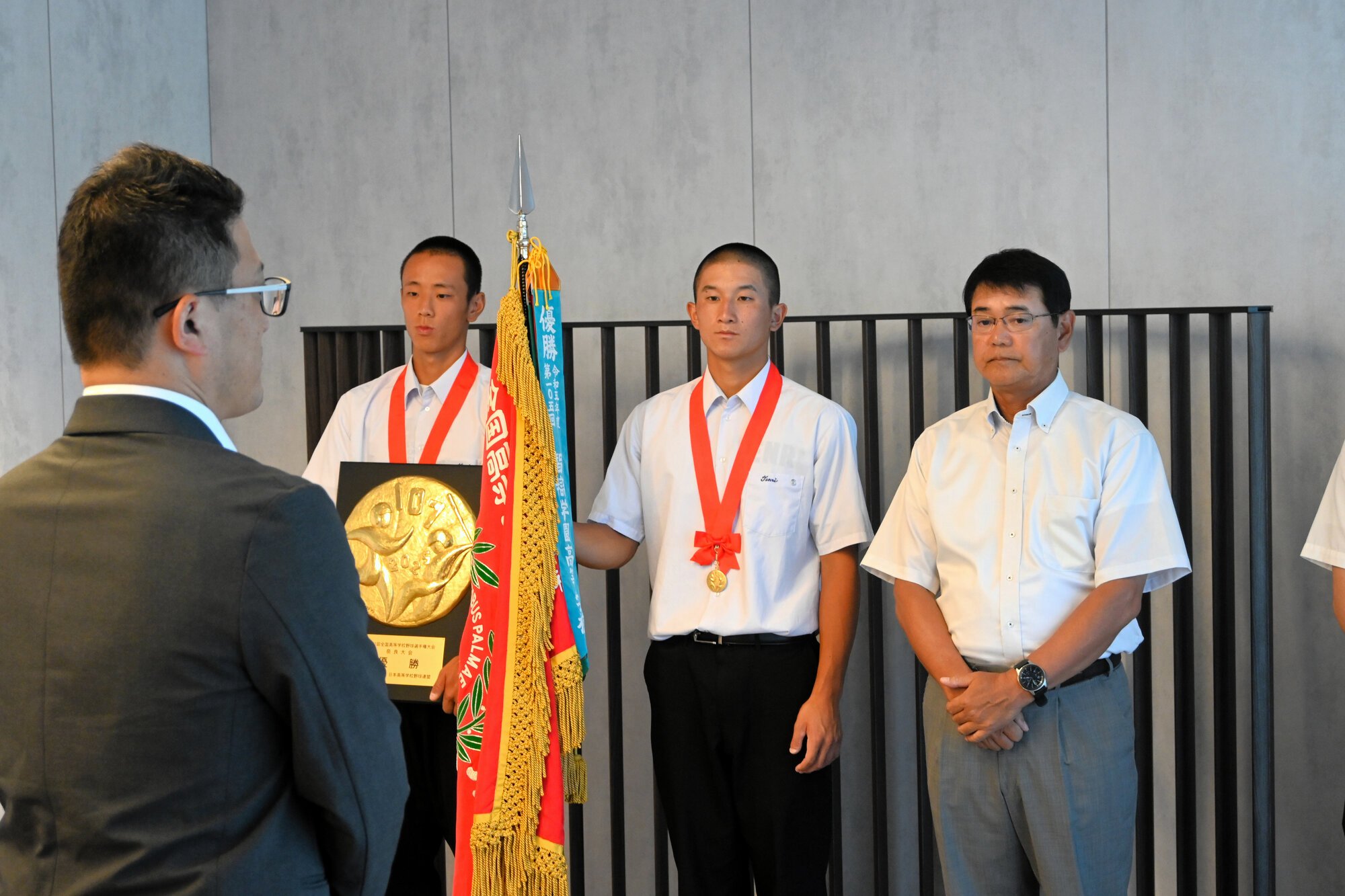 甲子園での健闘を誓う天理の(右から)藤原監督、永末選手、赤埴選手=2025年7月31日午後4時7分、奈良県庁、周毅愷撮影
