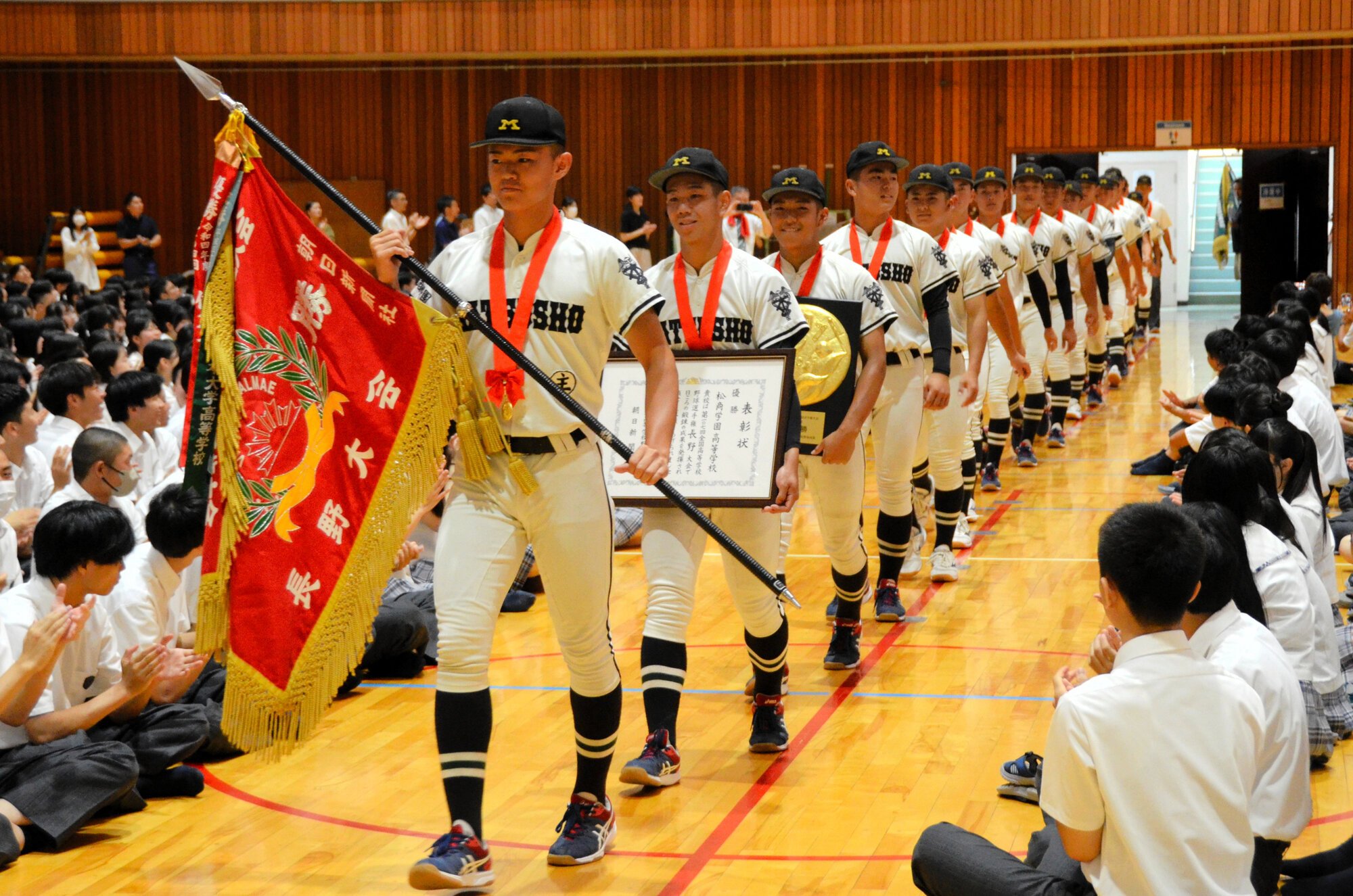 壮行会に参加した松商学園硬式野球部の選手たち=2025年7月31日、松本市