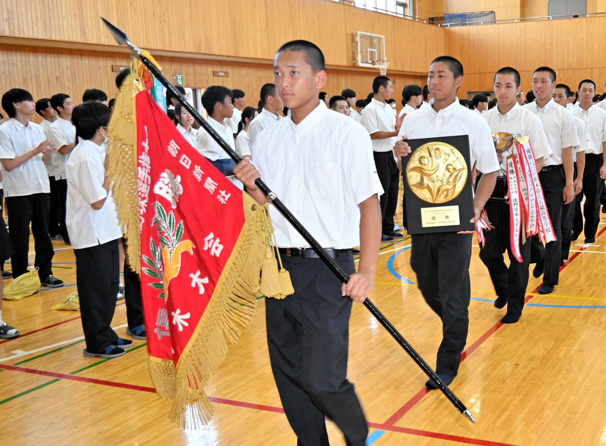 学校での壮行会に臨んだ青藍泰斗の選手たち=2025年7月31日、栃木県佐野市、津布楽洋一撮影