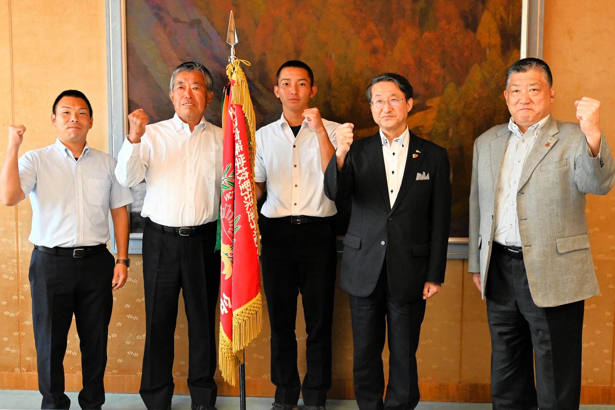 活躍を誓ってポーズを取る鳥取城北の平山暖也主将(中央)と加藤重雄監督(左から2人目)ら=2025年7月31日午後1時14分、鳥取市の鳥取県庁、富田祥広撮影