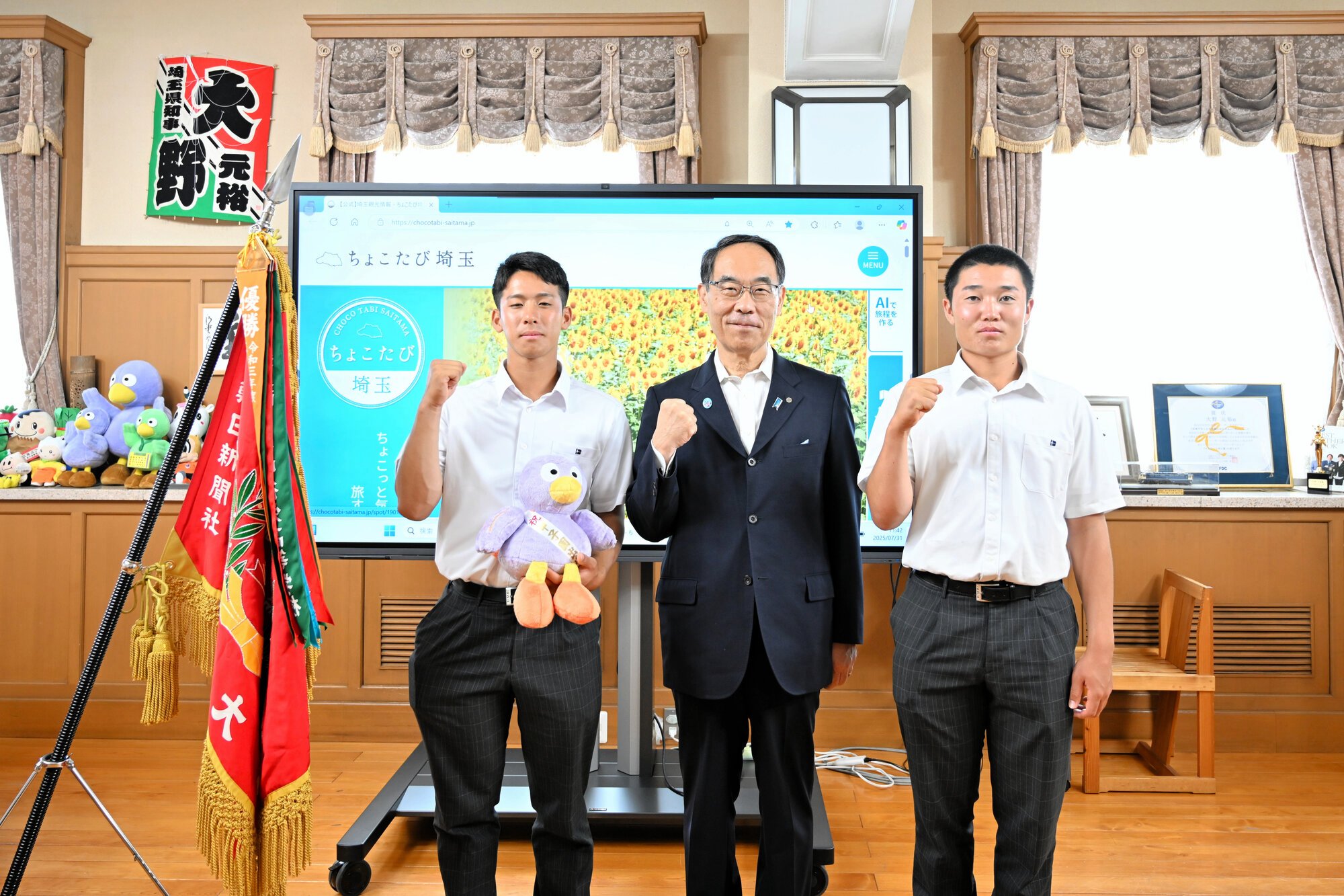 大野元裕埼玉県知事(中央)を表敬した叡明の根本和真主将(左)と田口遼平副主将=2025年7月31日午前11時42分、埼玉県庁、恒川隼撮影