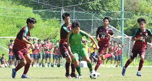 相手に囲まれながらドリブルする帝京長岡･中沢(左から3人目)(撮影･小林忠)