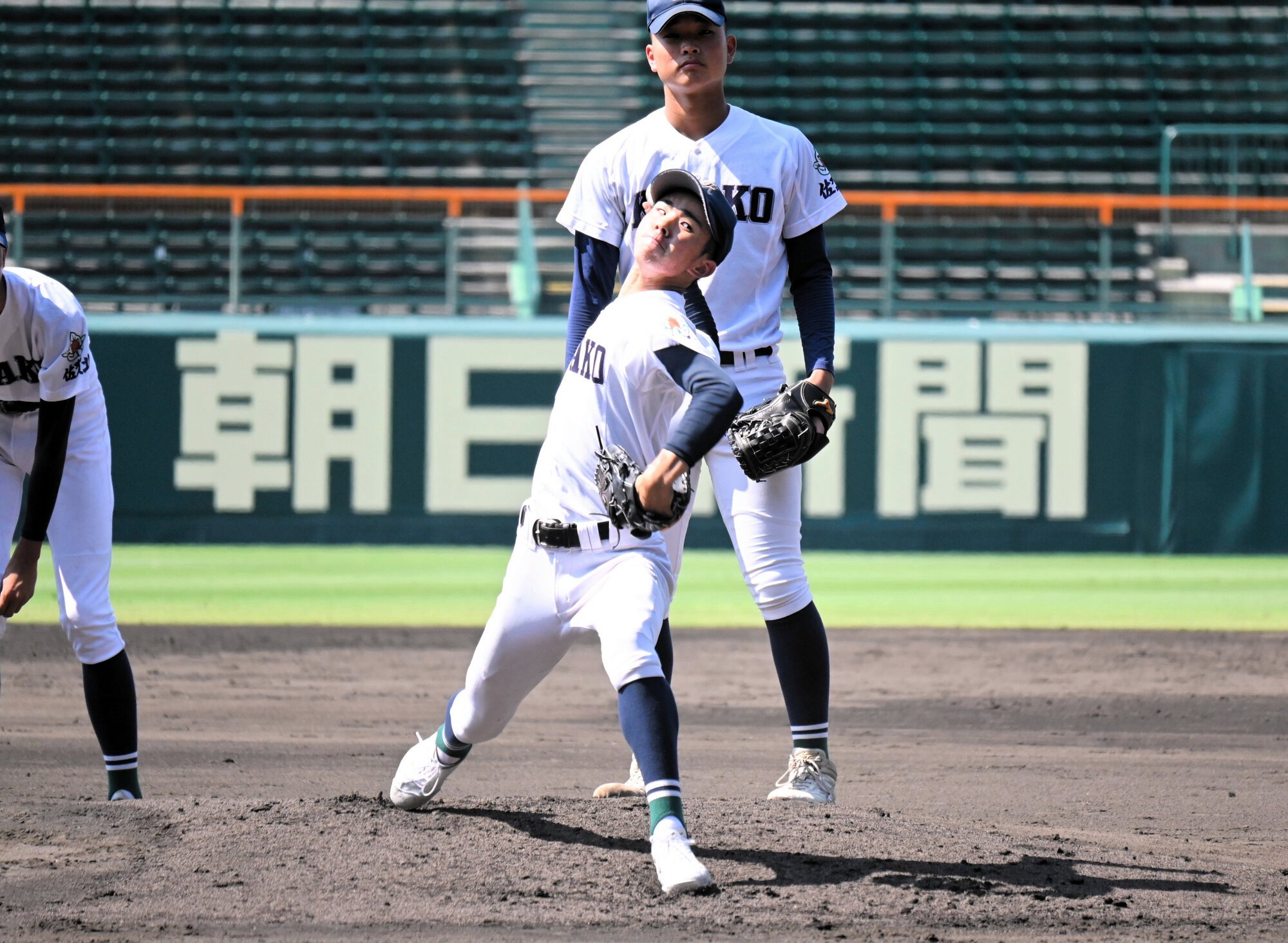 マウンドに上がり投球練習をする佐賀北の稲富理人投手=2025年7月31日、阪神甲子園球場