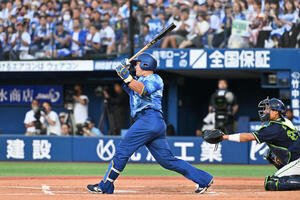 DeNA対ヤクルト　1回裏DeNA1死二、三塁、牧は左越え先制3点本塁打を放つ(撮影･滝沢徹郎)　
