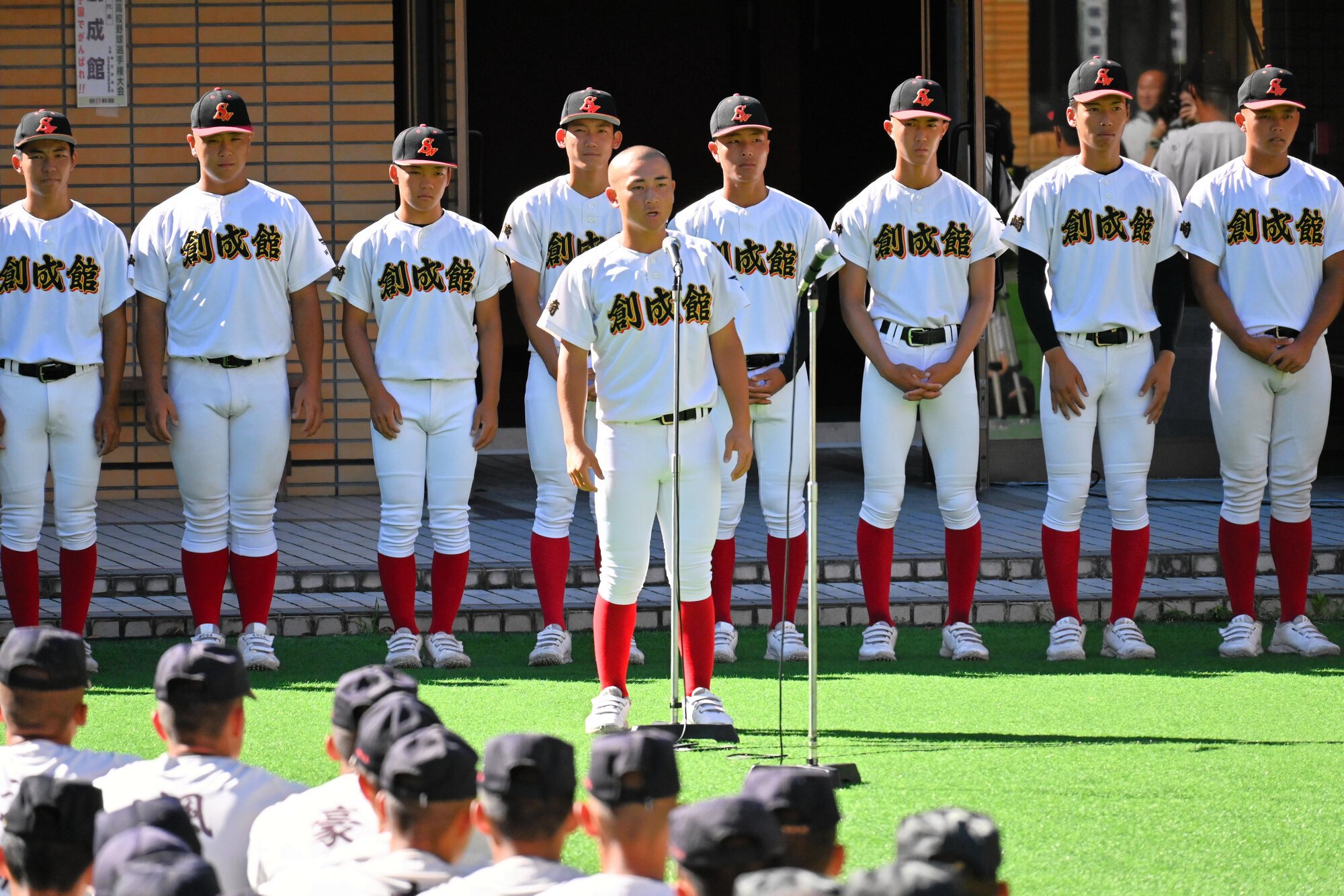 決意を述べる創成館の下川輝主将(中央)=2025年7月31日午前8時52分、長崎県諫早市、野崎健太撮影