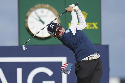 ティーショットを放つ桑木志帆(AP)