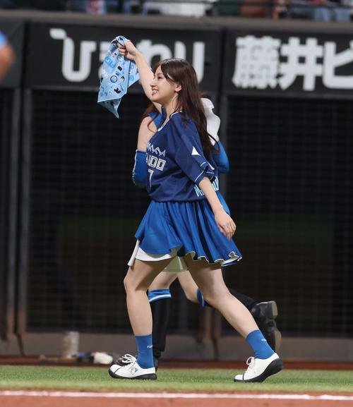 日本ハム対ソフトバンク　イニング間に踊る花咲楓香(撮影･黒川智章)