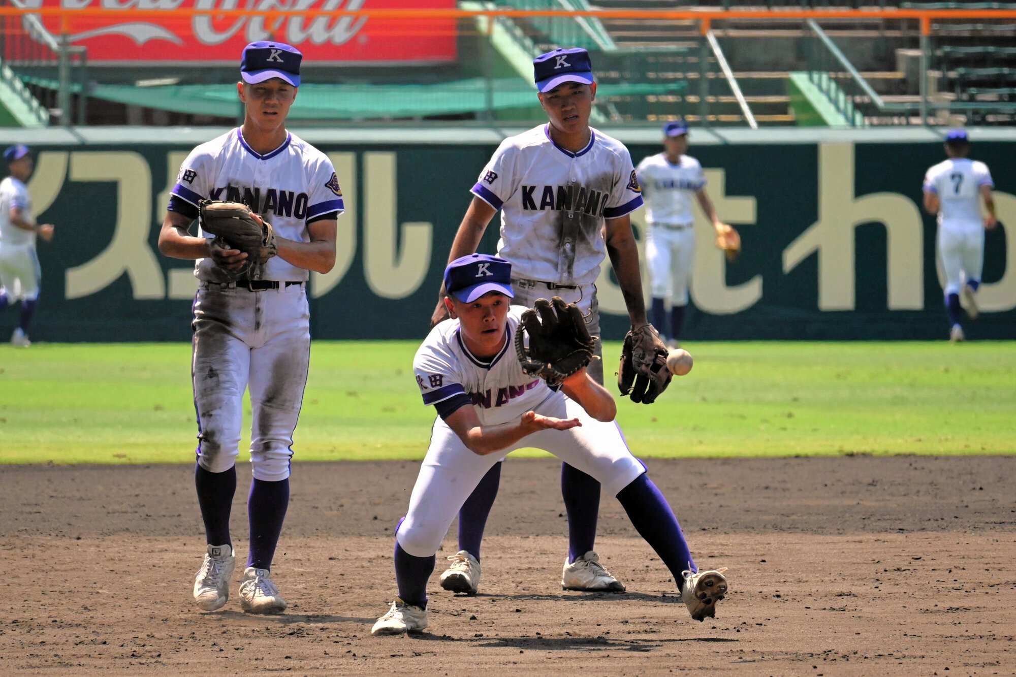 甲子園練習でノックを受ける金足農の選手たち=2025年7月31日午前10時40分、阪神甲子園球場、隈部康弘撮影