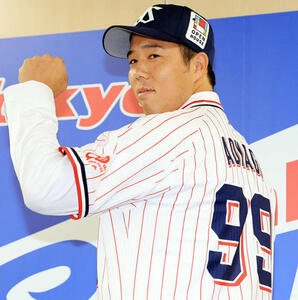 ヤクルト入団会見で背番号99をつけポーズをとる青柳(撮影･浅見桂子)