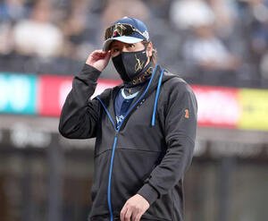 日本ハム対ソフトバンク　選手交代を告げる新庄監督(撮影･黒川智章)