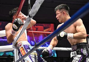 WBOアジアパシフィックスーパー･フェザー級タイトルマッチ　渡辺海対斎藤麗王　3回、渡辺海(左)をリングサイドに追い込みパンチを浴びせる斎藤麗王(撮影･千葉一成)