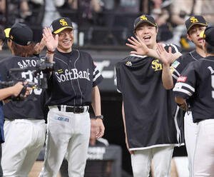 日本ハム対ソフトバンク　試合後、ナインを笑顔で出迎える小久保監督(左)と松本晴(撮影･黒川智章)
