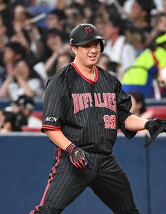 オリックス対西武　5回裏オリックス2死二塁、中前適時打を放った杉本は笑顔(撮影･和賀正仁)