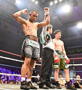 OPBF東洋太平洋Sウェルター級王座決定12回戦　左右田泰臣対ワチュク･ナァツ　左右田泰臣(右)に勝利したワチュク･ナァツ(左)(撮影･千葉一成)