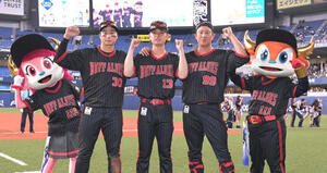 オリックス対西武　西武に勝利し、ポーズを取る投打のヒーロー、左から広岡、寺西、杉本(撮影･和賀正仁)