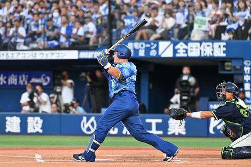 DeNA対ヤクルト　1回裏DeNA1死二、三塁、牧は左越え先制3点本塁打を放つ(撮影･滝沢徹郎)　