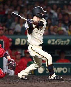 阪神対広島　5回裏阪神1死、中野は投内野安打を放つ(撮影･上田博志)